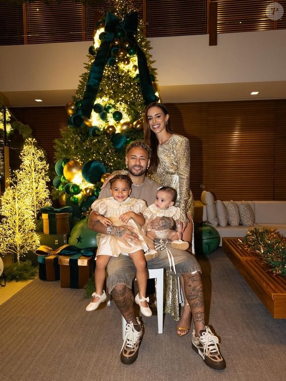 Bruna Biancardi com o marido, Neymar, e as duas filhas, Mavie e Mel