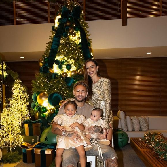 Bruna Biancardi com o marido, Neymar, e as duas filhas, Mavie e Mel