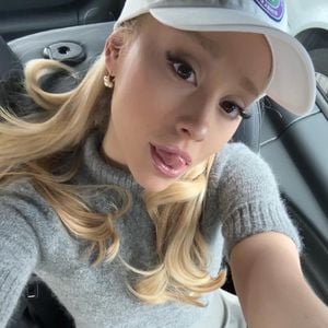 Ariana Grande abandonou o cabelo tradicional de rabo de cavalo e experimentou visuais novos