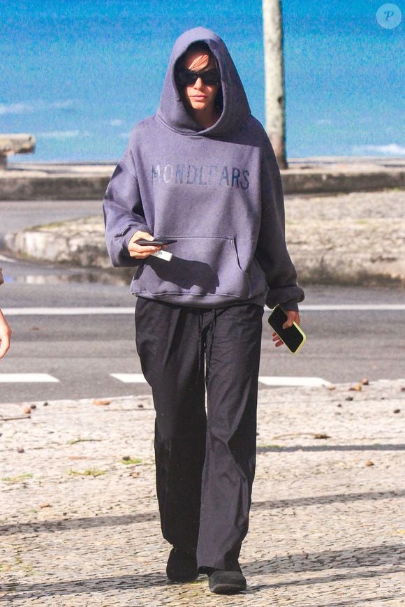Com look confortável e estiloso, Bruna Marquezine prova que a clog é o novo queridinho do inverno de 2026