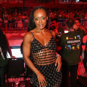 Dandara Mariana apostou em um look de sutiã e saia, cheios de pedrarias combinadas com pequenas argolas de prata