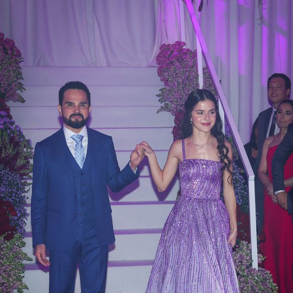 Luciano Camargo dançou valsa com as duas filhas