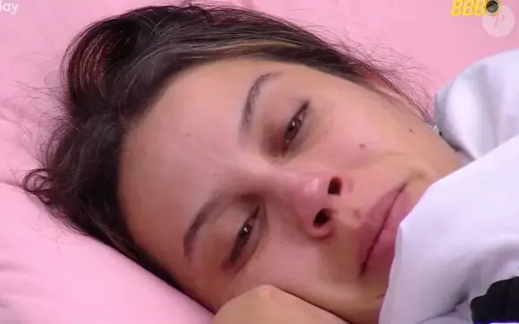 Fé em meio à tensão: "Eu só vou aceitar e dizer 'amém'", declara Renata entre lágrimas no BBB 25