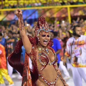 Representando o Salgueiro em 2019, Viviane Araújo valorizou seu corpo em uma fantasia vermelha com asas de borboleta e um body vazado na barriga