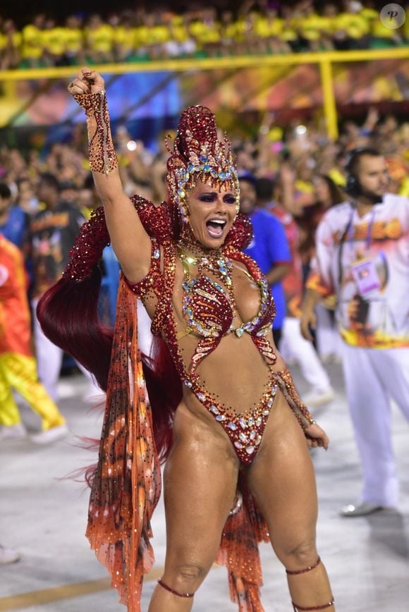 Representando o Salgueiro em 2019, Viviane Araújo valorizou seu corpo em uma fantasia vermelha com asas de borboleta e um body vazado na barriga