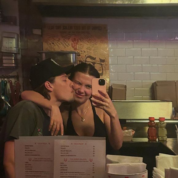 Recentemente, Millie Bobby Brown adotou um bebê e leva uma vida mais reservada