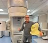 "Foram 33 sessões de radioterapia e sete de quimioterapia. Você sabia que julho é um mês de conscientização sobre o câncer de cabeça e pescoço?", disse Luis Roberto
