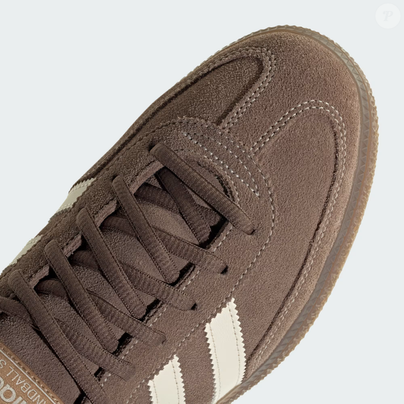 Com visual vintage, conforto reconhecido e uma cor que remete às memórias afetivas da cozinha em dias frios, o Handball Spezial é o tipo de tênis que conquista à primeira vista e permanece relevante temporada após temporada