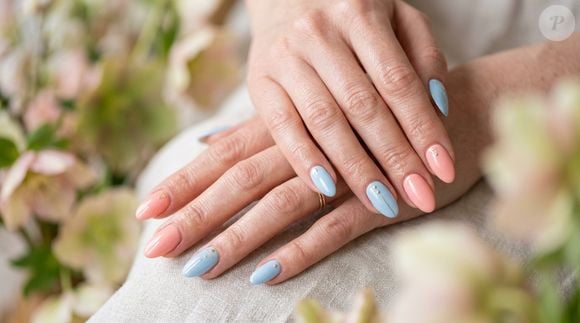 Coral e azul-céu formam uma combinação de tons suaves que cria contraste nas unhas e aparece entre as propostas para a temporada de bom tempo