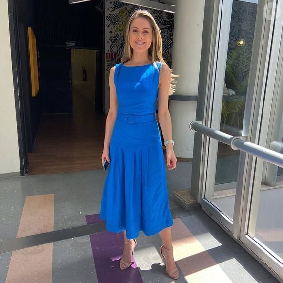 Jacqueline Brazil usou vestido azul com cinto na cintura para o 'Jornal Hoje'.