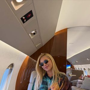 Virginia Fonseca posou dentro do jatinho particular durante a viagem pela Europa com Vini Jr. Para o voo, a influenciadora apostou em camisa oversized estampada e calça preta