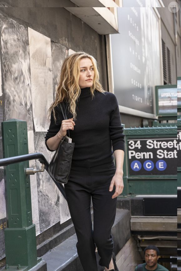 Já Sarah Pidgeon vive Carolyn Bessette, ex-publicitária da Calvin Klein que se tornou referência de estilo nos anos 1990 e conquistou fama internacional ao se casar em segredo em 1996