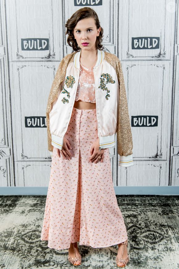 Millie Bobby Brown cresceu e foi deixando de lado o estilo infantil e apostando em peças mais delicadas