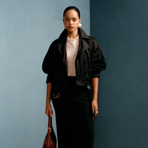 Jaqueta preta curta com cinto disponível na Zara Brasil tem barra ajustável, fivela, além de mangas mais amplas. Está custando R$ 899,00.