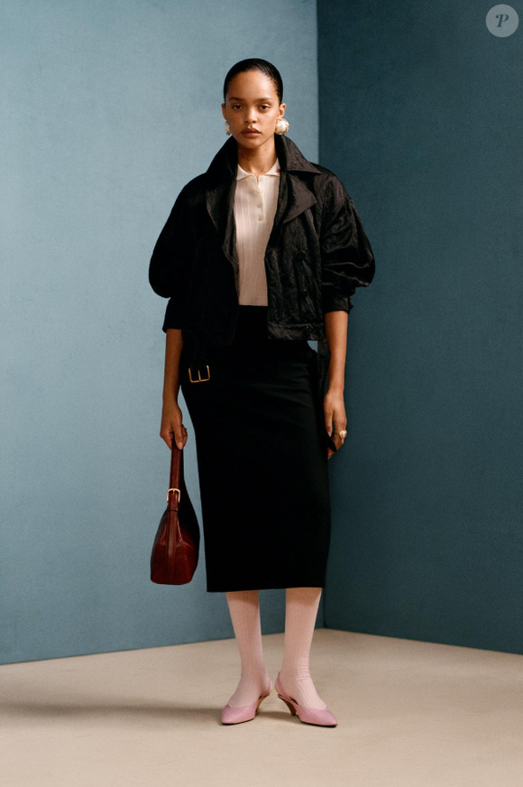 Jaqueta preta curta com cinto disponível na Zara Brasil tem barra ajustável, fivela, além de mangas mais amplas. Está custando R$ 899,00.