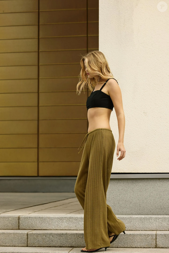 Fashionistas têm apostado cada vez mais em peças de malha soltinha como esta, que une praticidade, estilo e sofisticação. A calça estava disponível por R$ 169,90 no e-commerce oficial da H&M