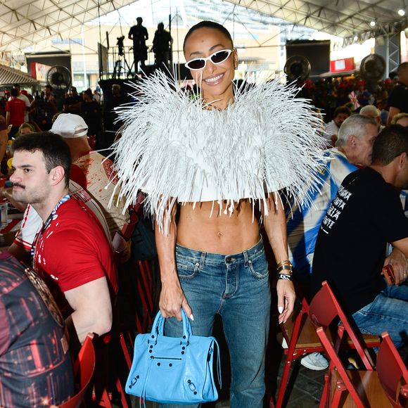 A rainha de bateria da Vila Isabel Sabrina Sato combinou calça jeans de cintura baixa e top com plumas para acompanhar a apuração do Carnaval 2026