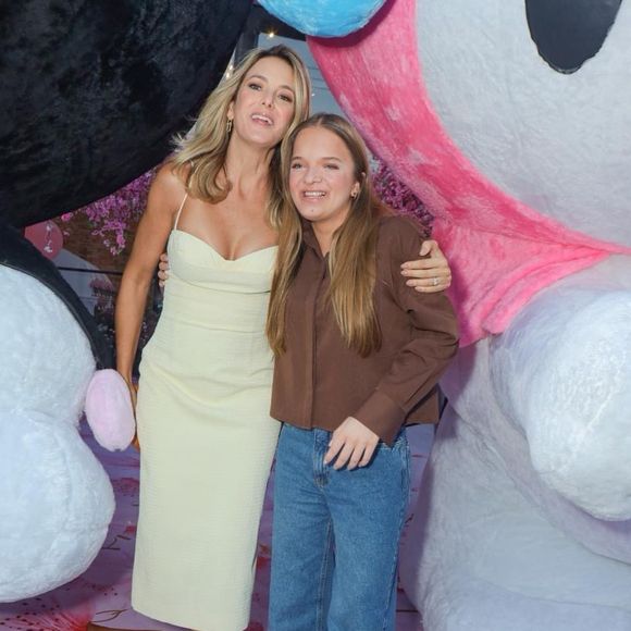 De acordo com o site oficial da grife, o modelo usado por ambas está à venda por R$ 7.150, com variações de preço dependendo de cor, textura e aplicações.