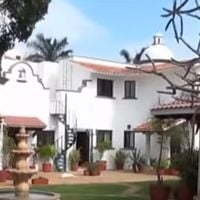 Barril que nada! Mansão milionária do criador de Chaves com 2 mil m², 6 quartos e mesa centenária passa bem longe do tamanho da 'casa' do icônico personagem