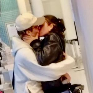 A confirmação do romance veio após serem flagrados aos beijos no aeroporto Santos Dumont.