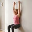Pilates na Parede: essa mini-rotina de só 3 exercícios fortalece pernas e glúteos e é fácil de fazer em casa
