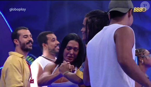 A aproximação entre Diogo Almeida e Gracyanne Barbosa gerou curiosidade nos outros confinados