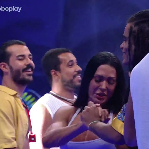 A aproximação entre Diogo Almeida e Gracyanne Barbosa gerou curiosidade nos outros confinados