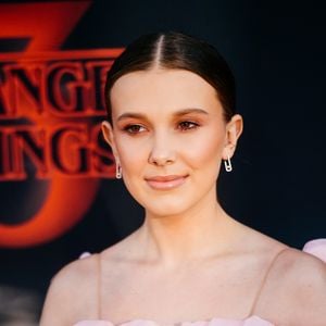 Millie Bobby Brow mudou de um estilo mais delicado, como este vestido rosa com babados para lançar a terceira temporada de Stranger Things, para um mood mais feminino e sexy
