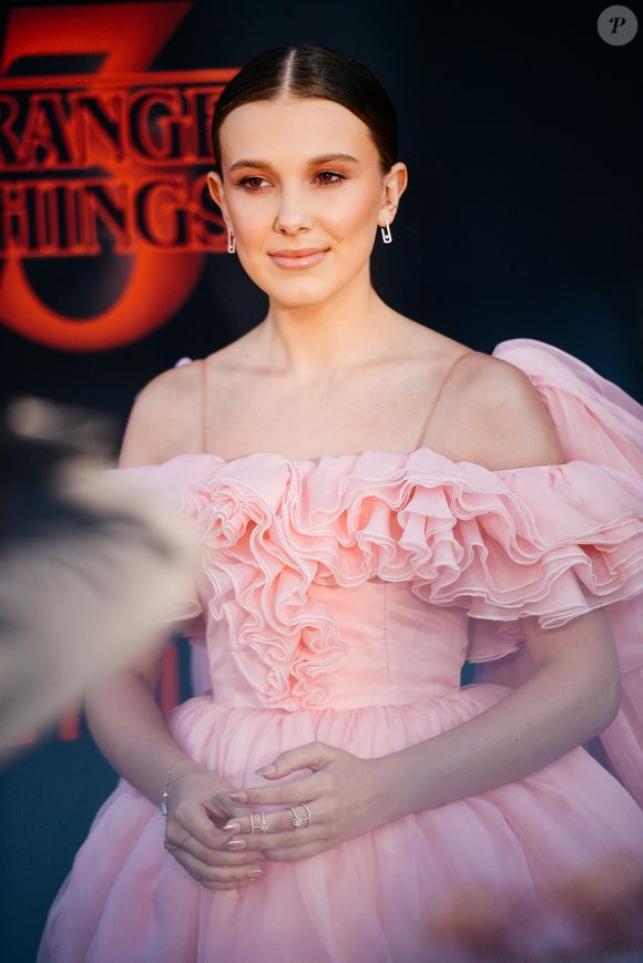 Millie Bobby Brow mudou de um estilo mais delicado, como este vestido rosa com babados para lançar a terceira temporada de Stranger Things, para um mood mais feminino e sexy