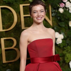 2025: neste ano, Emma Stone chocou ao aparecer com o cabelo curtinho no Globo de Ouro