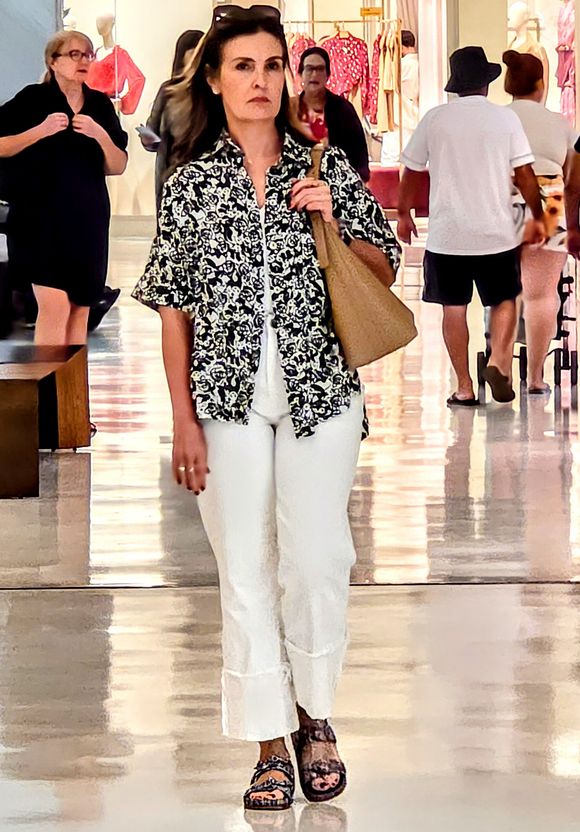 Os acessórios, claro, também foram protagonistas do look. Fátima carregava uma bolsa grande em tom caramelo, de design minimalista, que harmonizou perfeitamente com a paleta neutra do visual