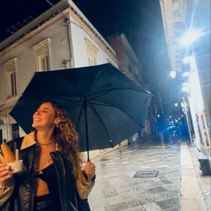 Paolla Oliveira usou um look preto com recortes, combinado com jaqueta de couro de gola e mangas claras