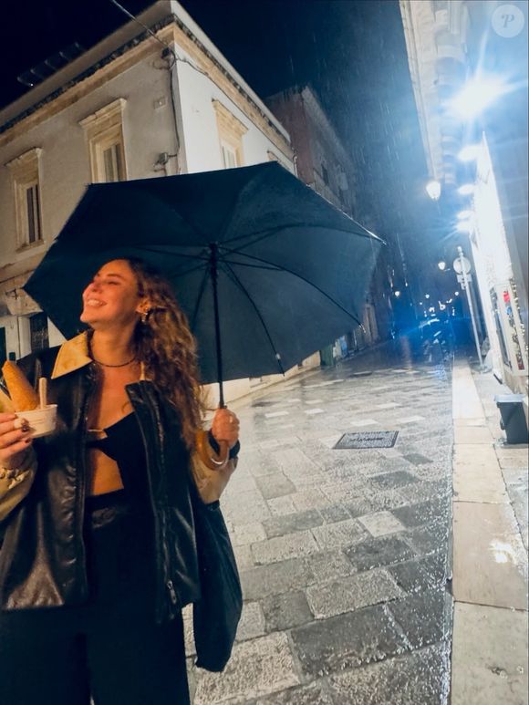 Paolla Oliveira usou um look preto com recortes, combinado com jaqueta de couro de gola e mangas claras