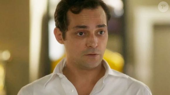 Novela 'Garota do Momento': Alfonso (Eduardo Sterblitch) se revela irmão de Alfredo (Eduardo Sterblitch) capítulo previsto para ir ao ar no dia 10 de maio.
