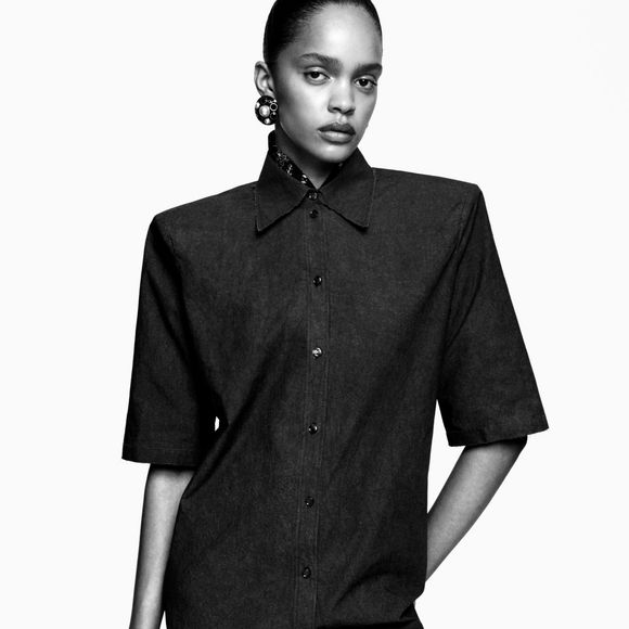 Minimalista e poderoso: este vestido preto da Zara prova que as ombreiras continuam em alta em 2026