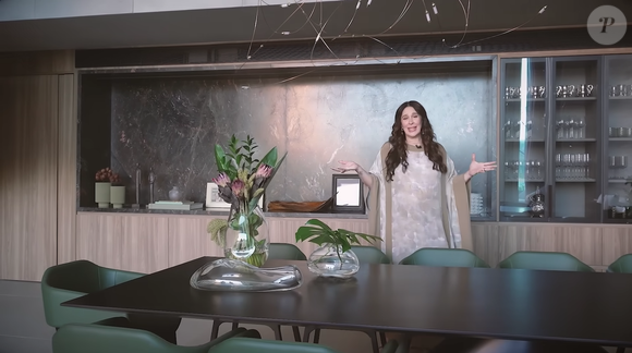 Essa é a sala de jantar de Claudia Raia, um ambiente chique e estilizado como restante da mansão