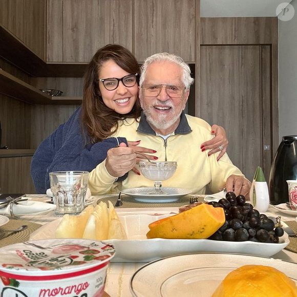 Carlos Alberto de Nóbrega é 40 anos mais velho que Renata Domingues