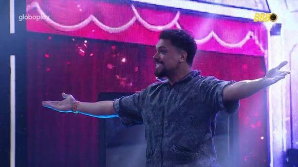 Após duas horas, Vinícius voltou para a Festa da Líder Renata no 'BBB 25'