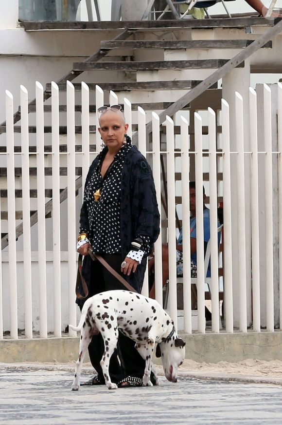 Segundo informações do jornal 'Extra', Bruno Jesus Batista, de 36 anos, achou cartões de créditos, cartões-postais, agendas telefônicas e cadernetas de anotações