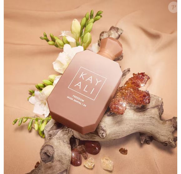 A fragrância, Freedom Musk Santal | 34, mistura bergamota, mandarina e frésia, que dão uma abertura fresca e delicada. Em seguida, surgem o sândalo e o musk ambarado, criando um perfume confortável, aveludado e com sensação de aconchego