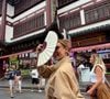 Paolla Oliveira transformou sua passagem por Xangai, na China, em um verdadeiro álbum de referências de moda casual com informação fashion.