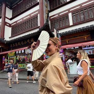 Paolla Oliveira transformou sua passagem por Xangai, na China, em um verdadeiro álbum de referências de moda casual com informação fashion.