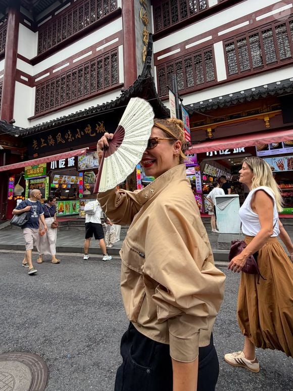Paolla Oliveira transformou sua passagem por Xangai, na China, em um verdadeiro álbum de referências de moda casual com informação fashion.