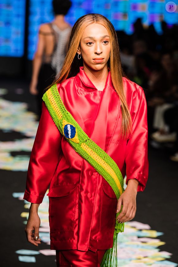 Antes de se tornar uma parlamentar de destaque, Erika enfrentou uma série de adversidades. Criada em um ambiente familiar matriarcal, ela sempre teve o apoio de mulheres fortes, que a incentivaram a buscar seus objetivos.