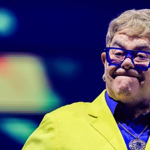 Elton John enfrentou anos de dependência de álcool e drogas antes de buscar tratamento e iniciar uma nova fase de sua vida
