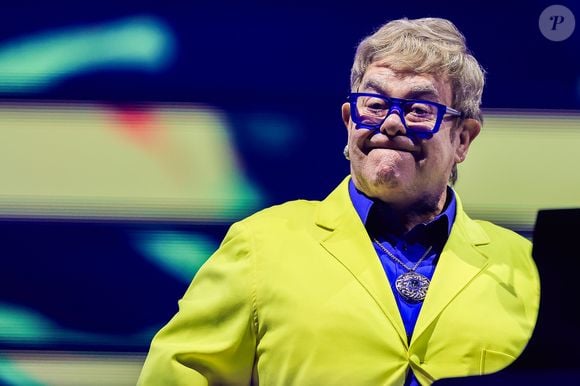 Elton John enfrentou anos de dependência de álcool e drogas antes de buscar tratamento e iniciar uma nova fase de sua vida