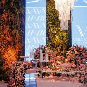 Aniversário de Vera Viel contou com diversas flores decorando o ambiente