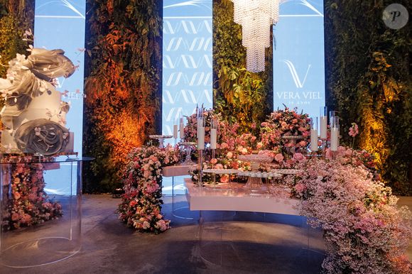 Aniversário de Vera Viel contou com diversas flores decorando o ambiente