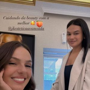 Isis Valverde revelou ter 'tratado o bumbum' com dois procedimentos: um que usa ondas eletromagnéticas e outro de bioestimuladores de colágeno