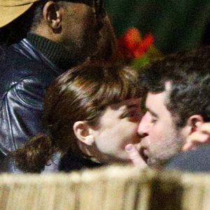 Alice Wegmann troca beijos com novo affair em restaurante após rumores com Humberto Carrão, o Afonso de 'Vale Tudo'